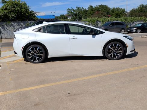 Used 2025 Toyota Prius Plug-In Hybrid FWD image 8