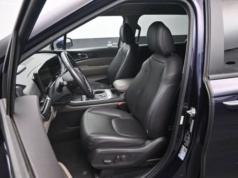 Used 2025 Kia Carnival FWD image 23