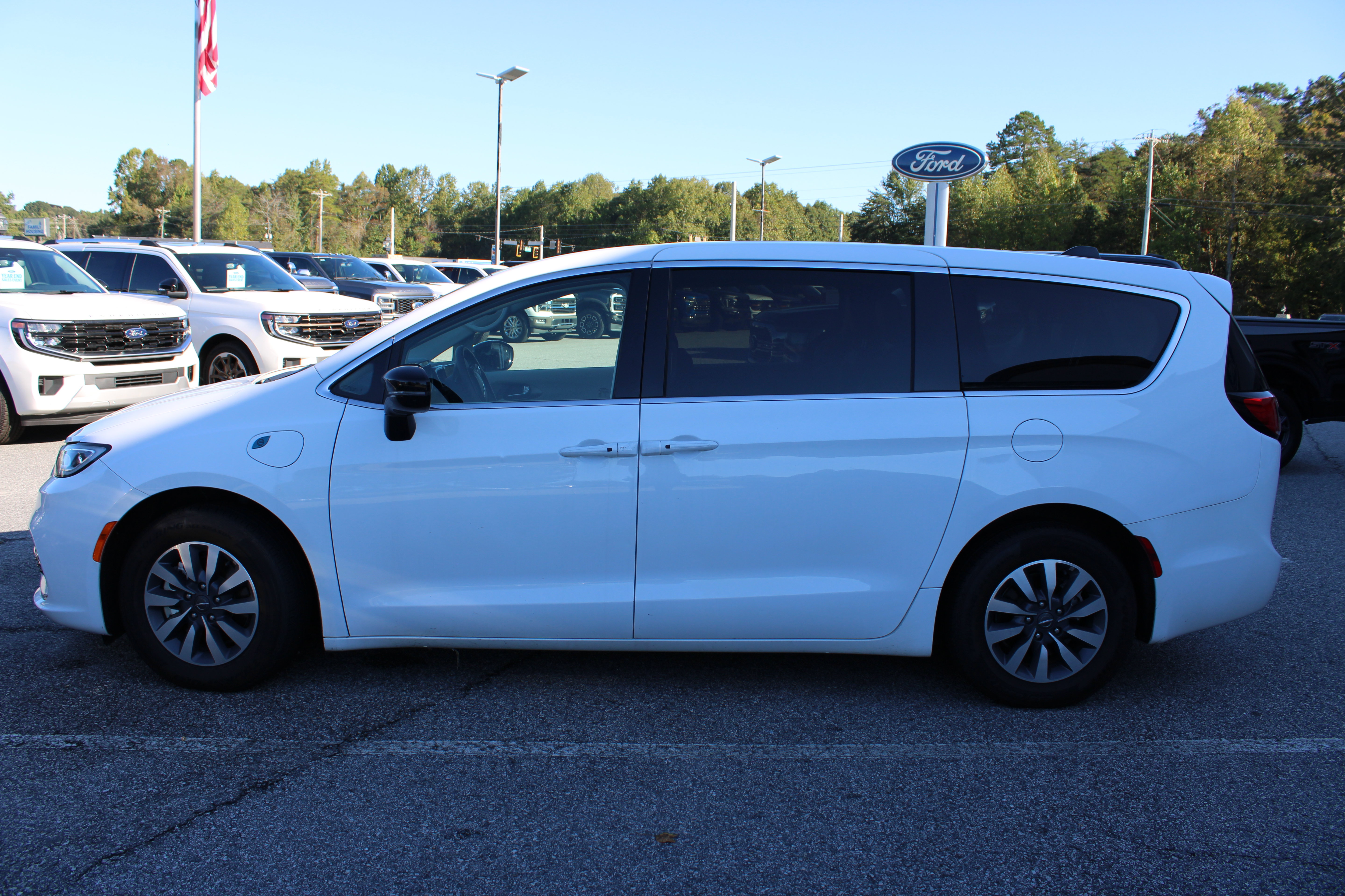 Used 2024 Chrysler Pacifica Limited FWD image 1