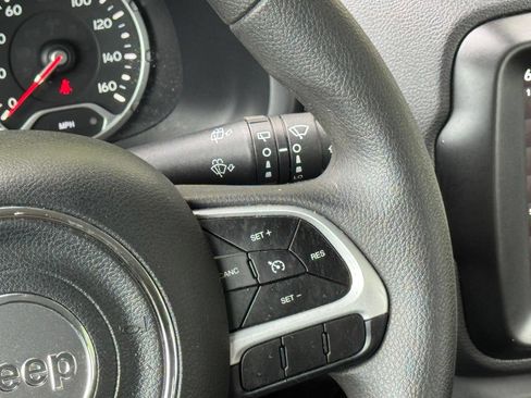 Used 2023 Jeep Renegade Latitude AWD/4WD image 19