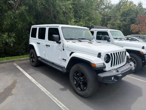 Used 2022 Jeep Wrangler Unlimited Sahara AWD/4WD image 2