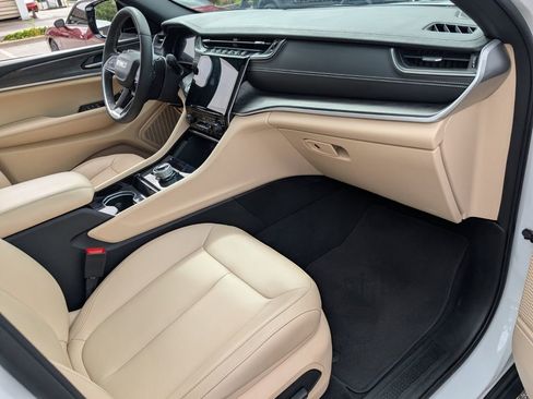 Certified 2023 Jeep Grand Cherokee Limited w/ Trailer Tow Prep Group (B) image 17