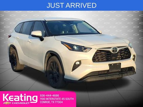 Used 2022 Toyota Highlander LE image 1