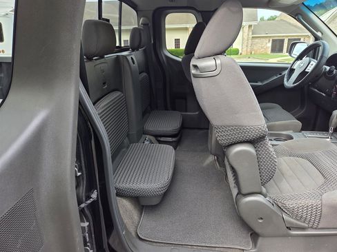 Used 2010 Nissan Frontier SE w/ SE Value Truck Pkg RWD image 28