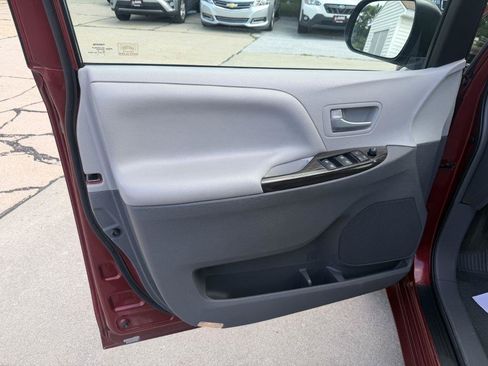 Used 2016 Toyota Sienna XLE w/ XLE Navigation Package AWD/4WD image 9