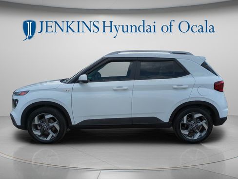 Certified 2021 Hyundai Venue SEL FWD image 5