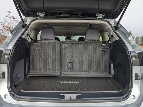 Used 2023 Toyota Highlander L image 36