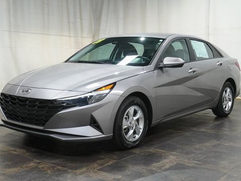 Certified 2023 Hyundai Elantra SE image 2