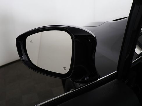 Used 2025 Chrysler Pacifica Select image 32