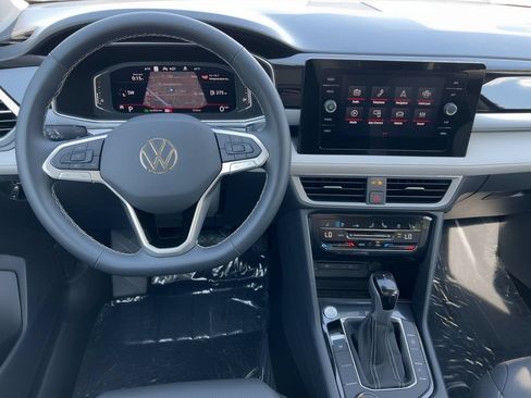 Used 2025 Volkswagen Taos SEL AWD/4WD image 5