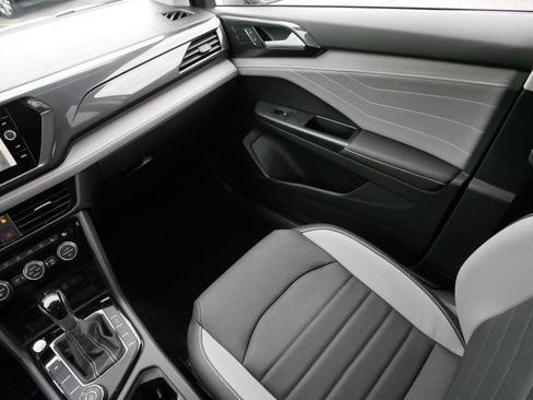 Certified 2024 Volkswagen Taos SEL image 11