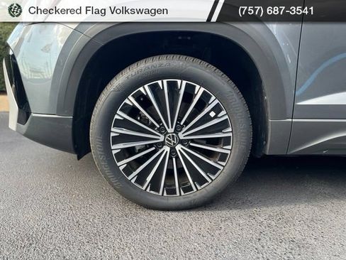 Used 2025 Volkswagen Taos SE FWD image 5