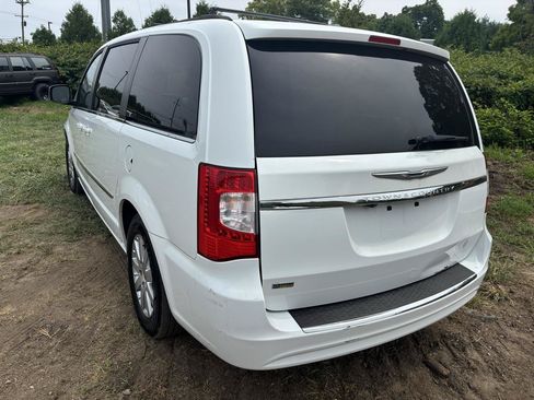Used 2016 Chrysler Town & Country Touring FWD image 7