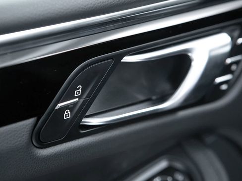 Certified 2026 Porsche Macan AWD/4WD image 26