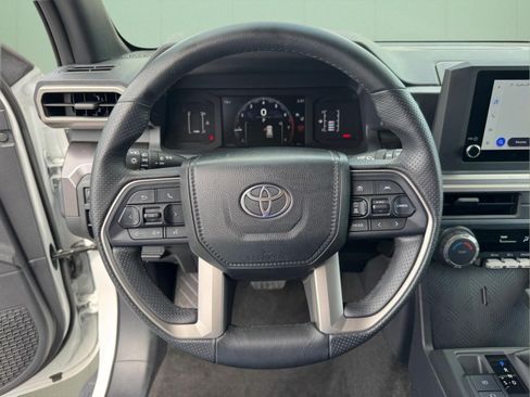 Used 2025 Toyota 4Runner SR5 AWD/4WD image 25