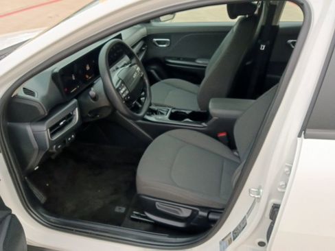 Used 2025 Kia K4 LXS image 3