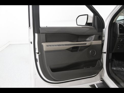 Used 2019 Ford Expedition XLT w/ Equipment Group 202A AWD/4WD image 5
