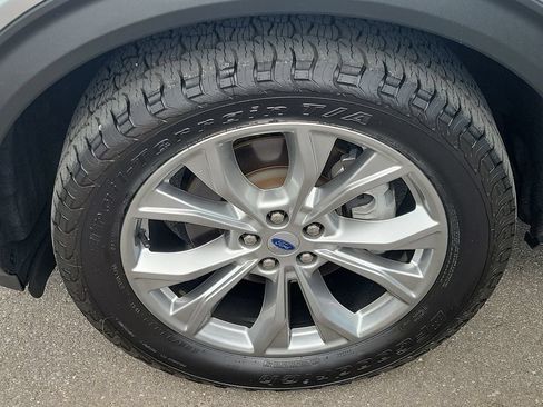Used 2021 Ford Explorer XLT w/ Equipment Group 202A RWD image 9