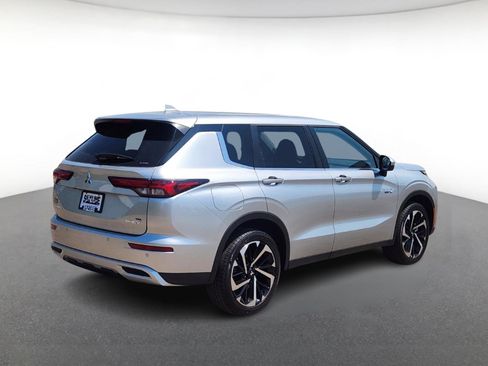 New 2025 Mitsubishi Outlander SE image 3