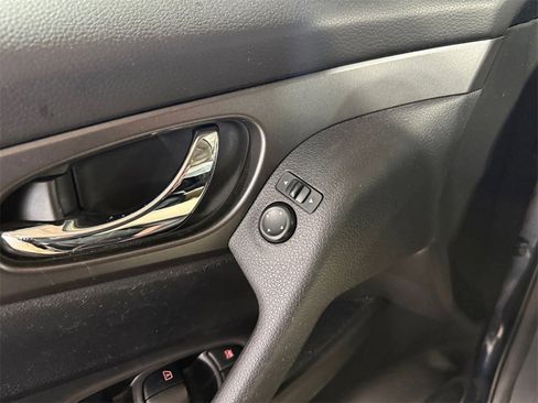 Used 2015 Nissan Rogue SV w/ SV Moonroof Package image 30