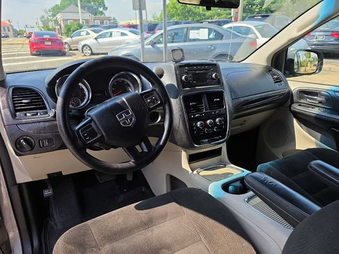 Used 2016 Dodge Grand Caravan SXT FWD image 11
