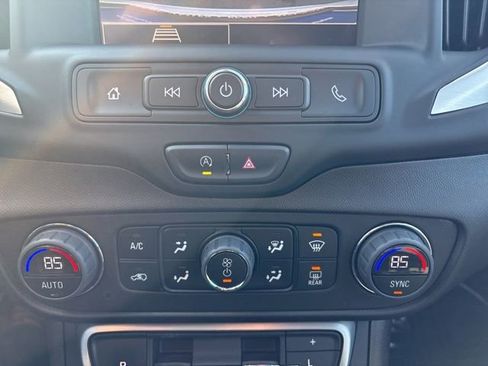 Used 2024 GMC Terrain SLE w/ Driver Convenience Package image 34