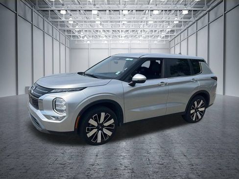 Used 2025 Mitsubishi Outlander SE FWD image 3
