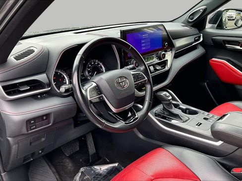 Used 2023 Toyota Highlander XSE FWD image 18