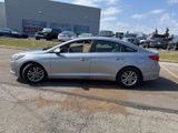 Used 2015 Hyundai Sonata SE image 2