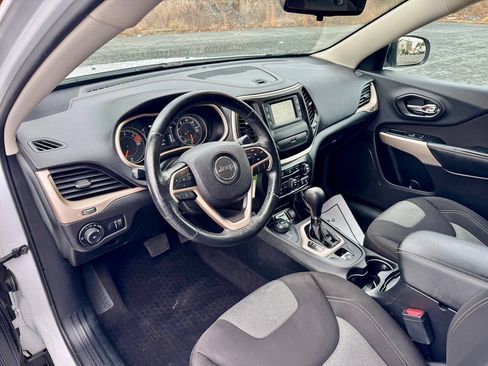 Used 2018 Jeep Cherokee Latitude w/ Altitude Package AWD/4WD image 10