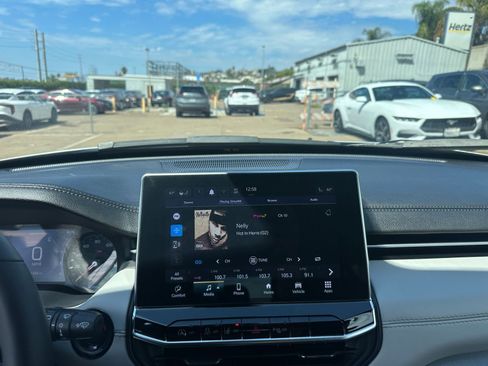 Used 2025 Jeep Compass Limited image 18