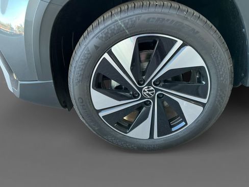 New 2025 Volkswagen Taos SE image 14