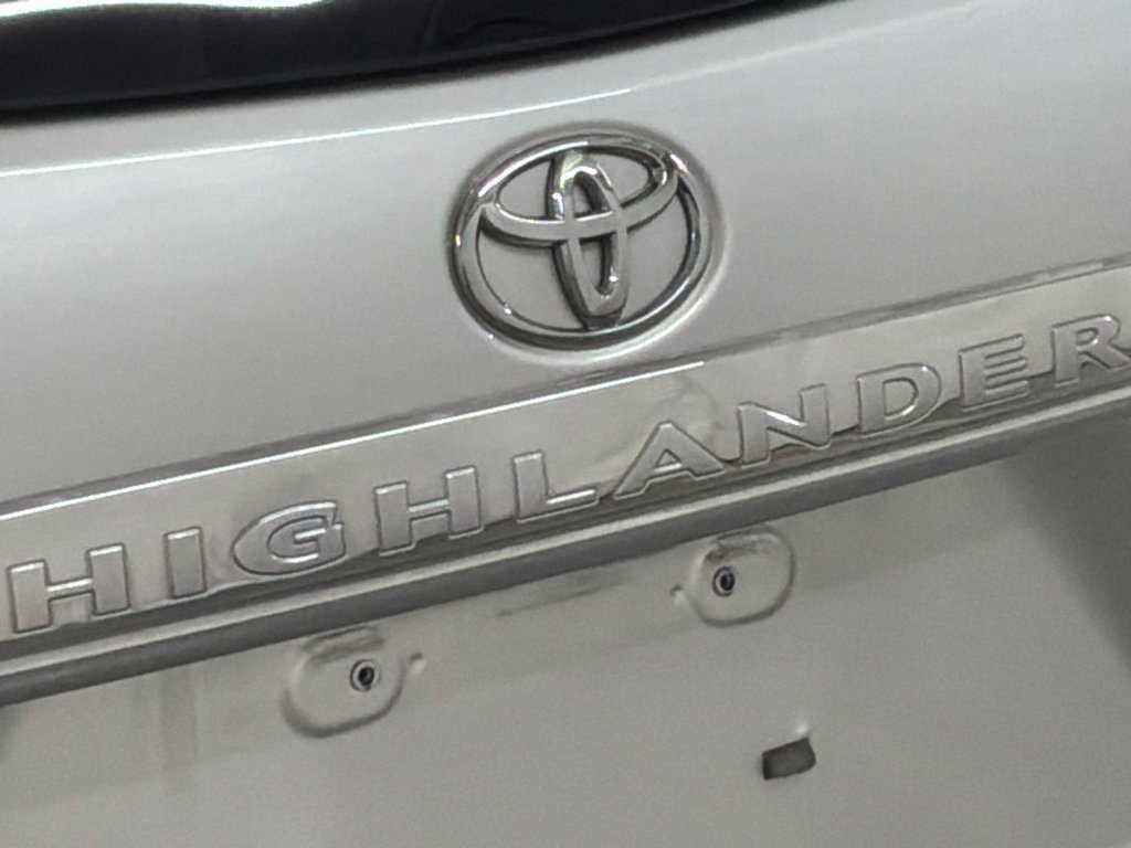 Used 2013 Toyota Highlander FWD w/ Cold Weather Pkg image 20