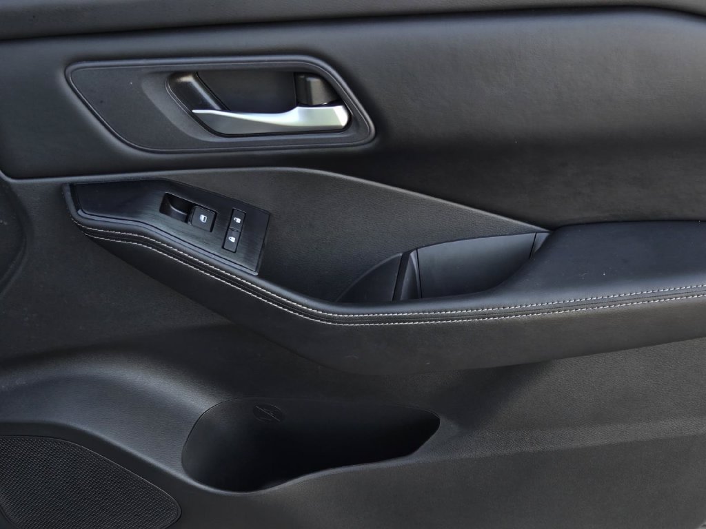 Certified 2024 Nissan Rogue SV FWD image 8