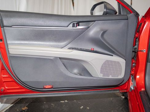 Used 2020 Toyota Camry SE image 10