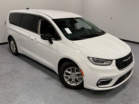 Used 2024 Chrysler Pacifica Touring-L FWD image 35