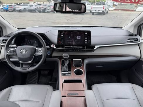 Used 2023 Toyota Sienna XLE FWD image 17
