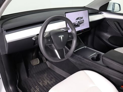 Used 2024 Tesla Model Y Long Range AWD/4WD image 19