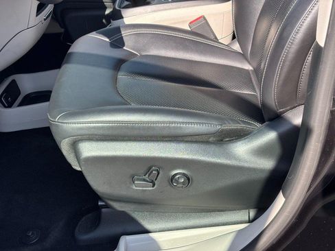 Used 2024 Chrysler Pacifica Touring-L FWD image 18