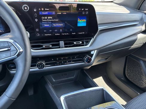 Used 2025 Chevrolet Equinox LT AWD/4WD image 17
