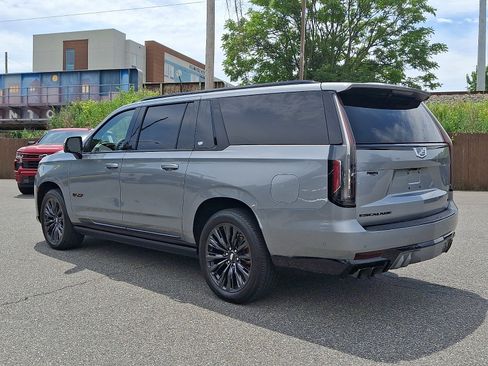 Certified 2024 Cadillac Escalade ESV V w/ LPO, ONYX Package AWD/4WD image 4