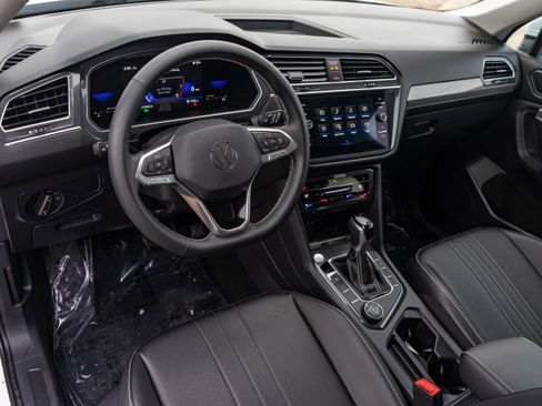 Certified 2023 Volkswagen Tiguan SE w/ Panoramic Sunroof Package image 13