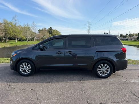 Used 2019 Kia Sedona LX image 4