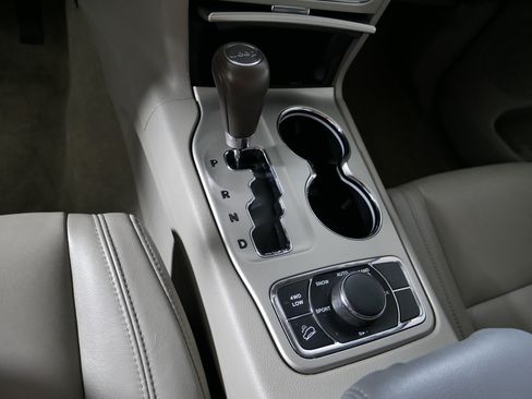 Used 2011 Jeep Grand Cherokee Laredo AWD/4WD image 24