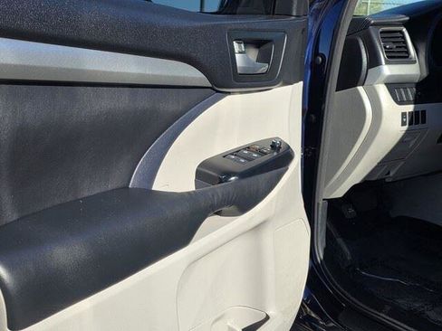 Used 2014 Toyota Highlander XLE image 12