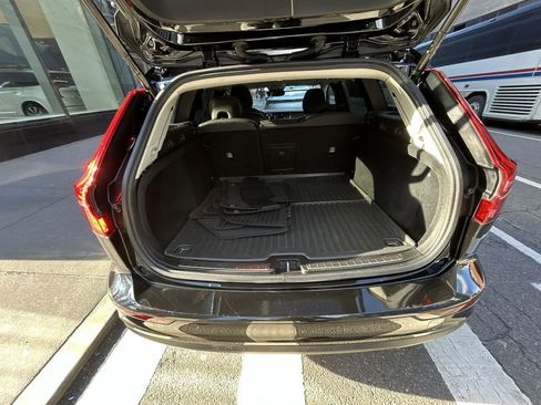 Used 2023 Volvo V60 B5 Cross Country Plus image 25