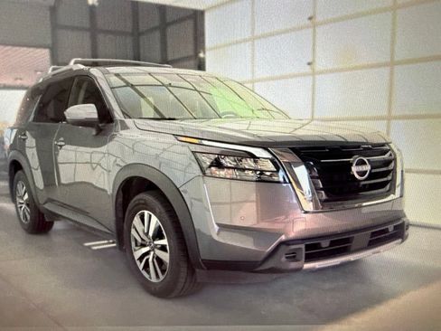 Used 2025 Nissan Pathfinder SL FWD image 3