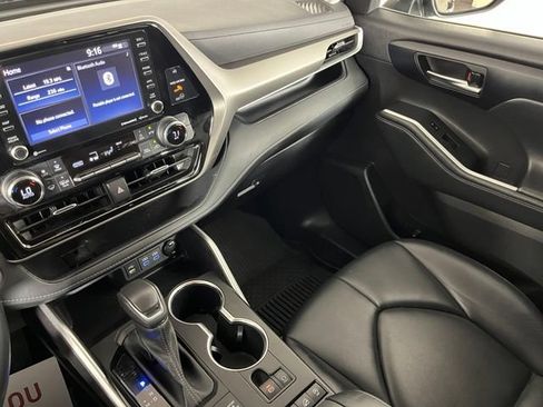 Used 2022 Toyota Highlander XLE AWD/4WD image 32
