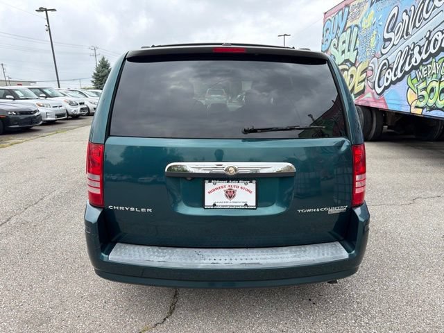 Used 2009 Chrysler Town & Country Touring w/ Entertainment Group #2 FWD image 5