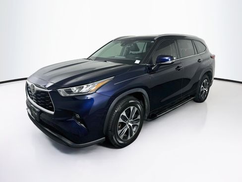 Used 2020 Toyota Highlander XLE FWD image 3